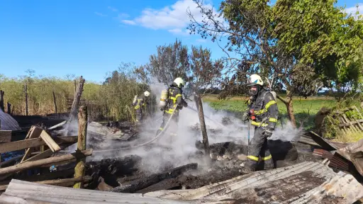 Incendio de bodega y corral de animales movilizó a Bomberos hasta sector rural de Los Ángeles