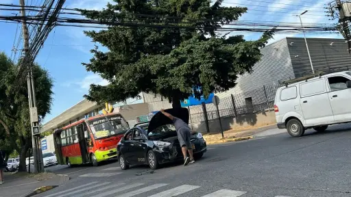 No respetan el pare: colectiveros exigen campaña tras ola de accidentes en Freire con Bulnes