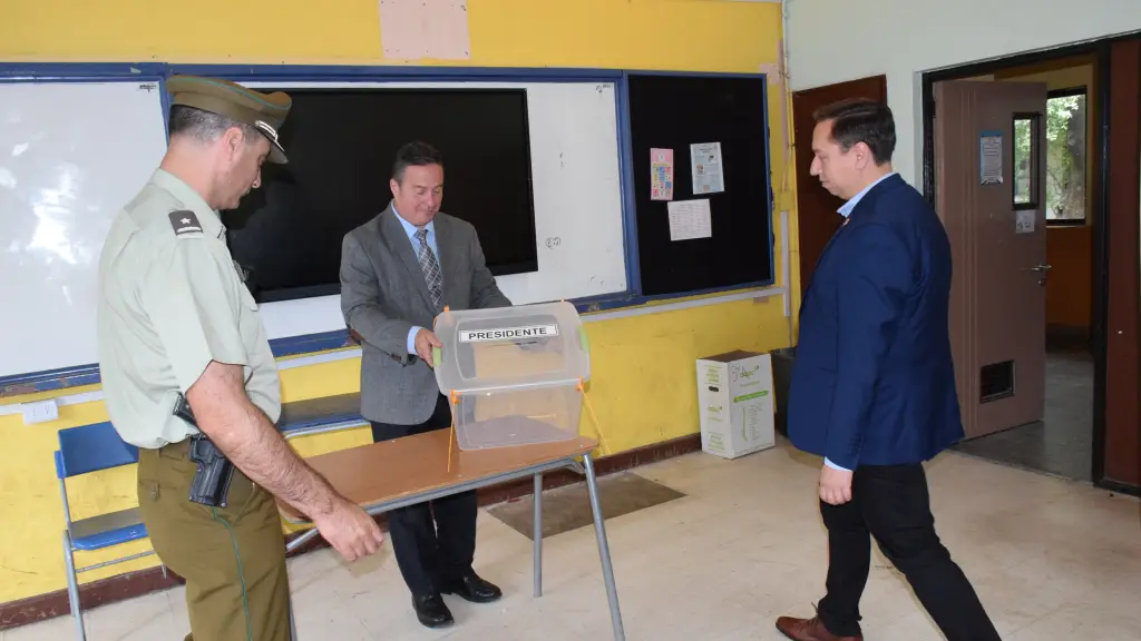 Inspección a Liceo Bicentenario de Los Ángeles previo a la segunda vuelta electoral, La Tribuna