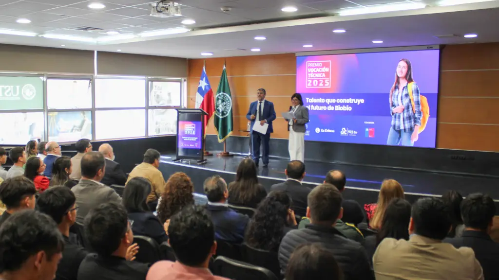 La ceremonia del Premio Vocación Técnica 2025 congregó a 15 delegaciones de establecimientos técnico-profesionales de la provincia de Biobío en el Aula Magna de Santo Tomás Los Ángeles, La Tribuna