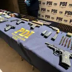 El acusado mantenía en su domicilio 5 armas de fuego, cargadores y diversa munición, una granada de mano, y casi 2,5 kilos de distintas drogas. , Ministerio Público