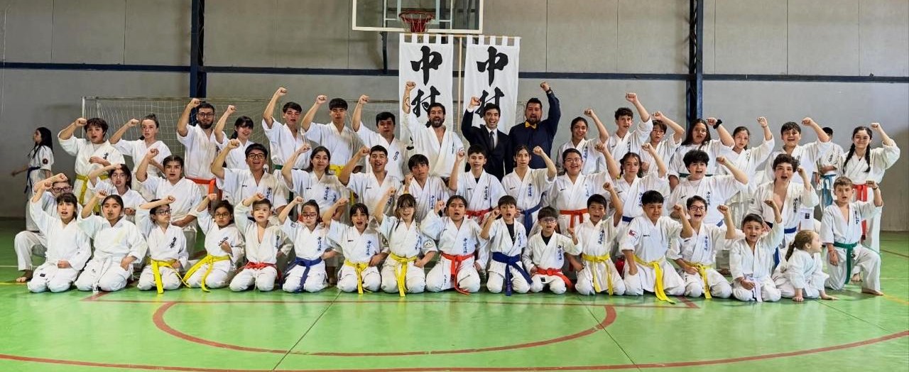 El sensei Álvaro Pezoa posa junto a los integrantes del taller de Quilleco y Dojo Garyu / La Tribuna