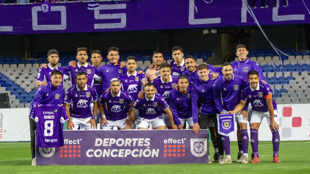El plantel lila festeja frente a su hinchada. Detrás de esa alegría desbordada se esconde una historia de sanciones, deudas, desafiliación y años en el amateurismo. , D. Concepción