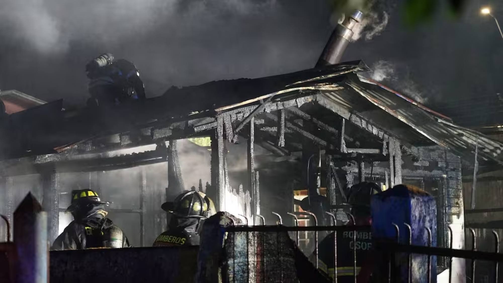 Tragedia en Osorno por incendio fatal que dejó a una madre y sus dos ...