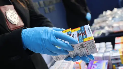 Desarticulan mayor red de venta ilegal de medicamentos en Chile: 50 toneladas incautadas y 20 detenidos