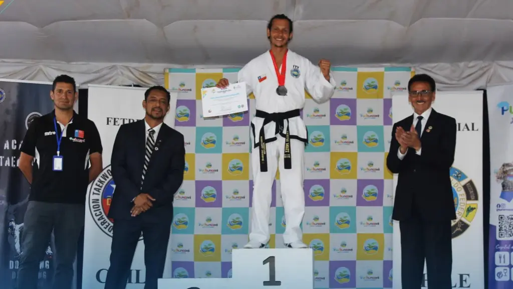 Carlos Pavez posa en lo más alto del podio en Puchuncaví, tras obtener oro en rotura de tablas y plata en combate, La Tribuna