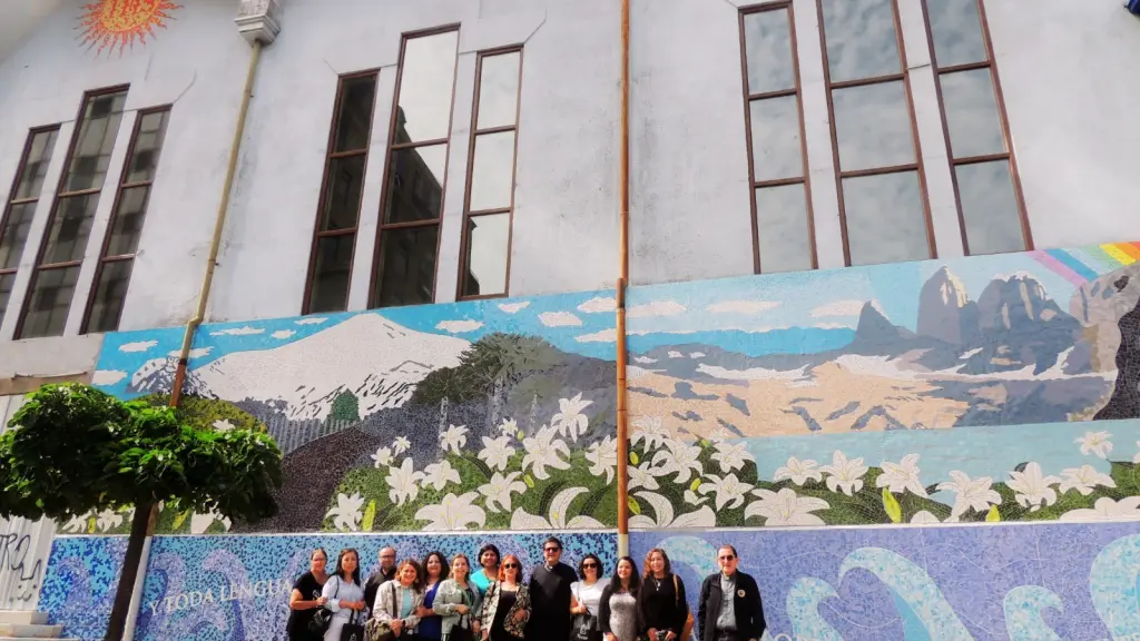El mural de mosaico recorre el costado de la Catedral por calle Lautaro. La obra incluye paisajes emblemáticos de Chile desde el extremo norte al sur, entre ellos los volcanes Tupungato, Aconcagua, Antuco y las Torres del Paine. / cedida