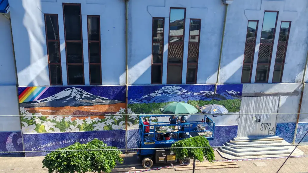 Cada pieza del mosaico es cortada a mano una a una. Las artistas utilizan azulejos especiales de 15 x 15 centímetros traídos desde Santiago, diseñados específicamente para este tipo de trabajo. / cedida