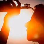 lgunas de las principales recomendaciones son evitar la exposición solar entre las 11:00 y las 15:00 horas y priorizar el consumo de agua. / Contexto, Freepik