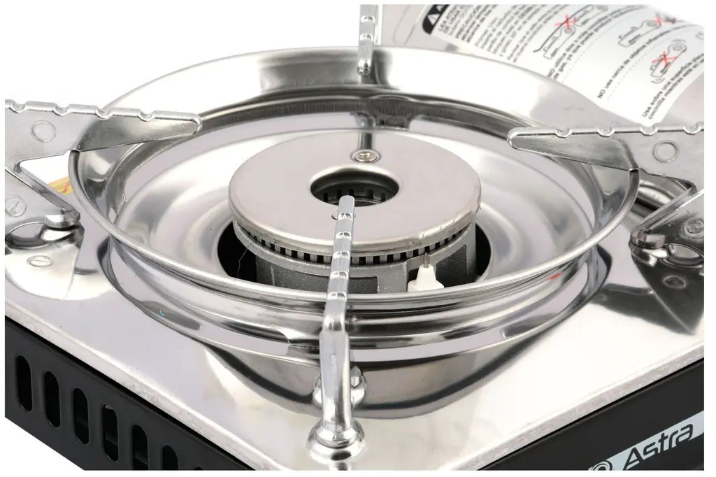 Accesorios como cocinillas compactas, utensilios plegables y recipientes térmicos permiten organizar comidas simples pero satisfactorias, incluso en espacios reducidos. / Cedida