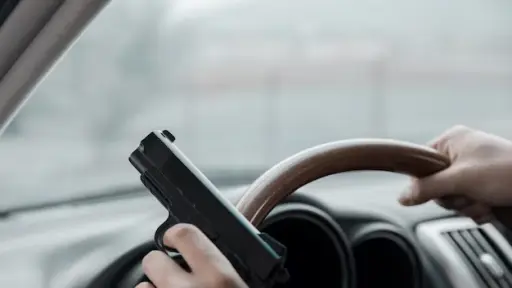 Hombre disparó al aire mientras conducía por una avenida principal de Los Ángeles