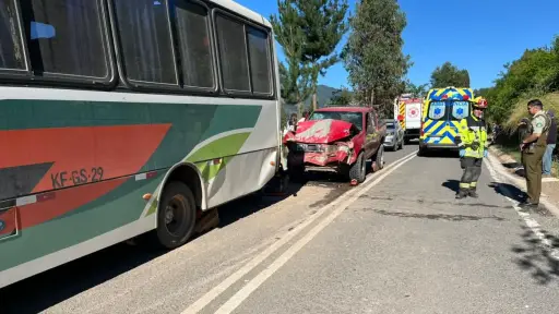 Nacimiento: Cuatro lesionados dejó colisión de camioneta con bus