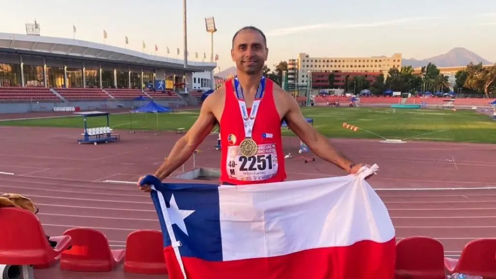 El angelino Milton Fuentes celebra en la pista del Parque del Estadio Nacional, tras una jornada histórica para su carrera deportiva, La Tribuna