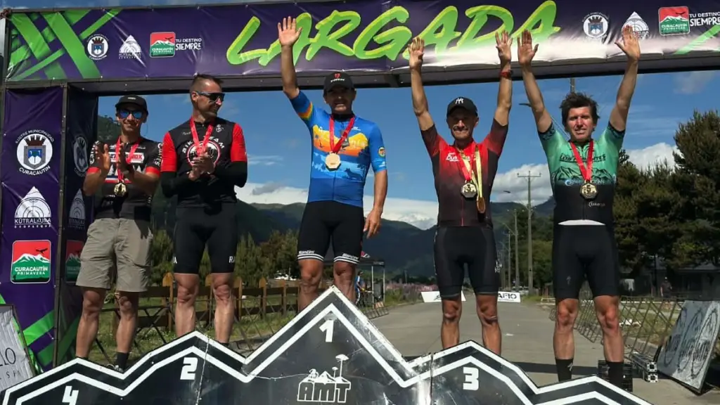 Claudio Sáez en lo más alto del podio, La Tribuna