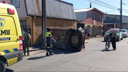Cuatro pasajeros lesionados en volcamiento de colectivo al sur de Los Ángeles