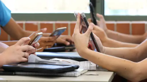 Congreso despacha ley que prohíbe el uso de celulares en colegios: ¿En qué consiste?