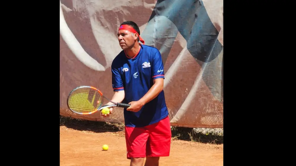 Eduardo Pérez, concentrado y firme en la cancha, simboliza su anhelo por volver a lo más alto del paratenis, La Tribuna