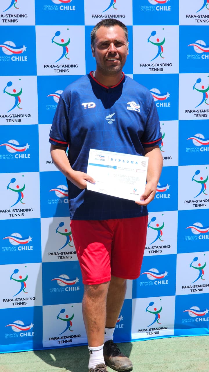 Eduardo Pérez, concentrado y firme en la cancha, simboliza su anhelo por volver a lo más alto del paratenis / La Tribuna