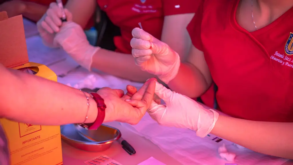 Toma de test rápidos y distribución de kits de prevención del VIH/SIDA e ITS, en Plaza Independencia de Concepción, Seremi de Salud Biobío