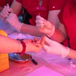 Toma de test rápidos y distribución de kits de prevención del VIH/SIDA e ITS, en Plaza Independencia de Concepción, Seremi de Salud Biobío