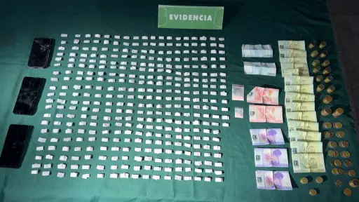 Operativo policial termina con tres detenidos y más de 350 dosis de droga incautadas en Los Ángeles