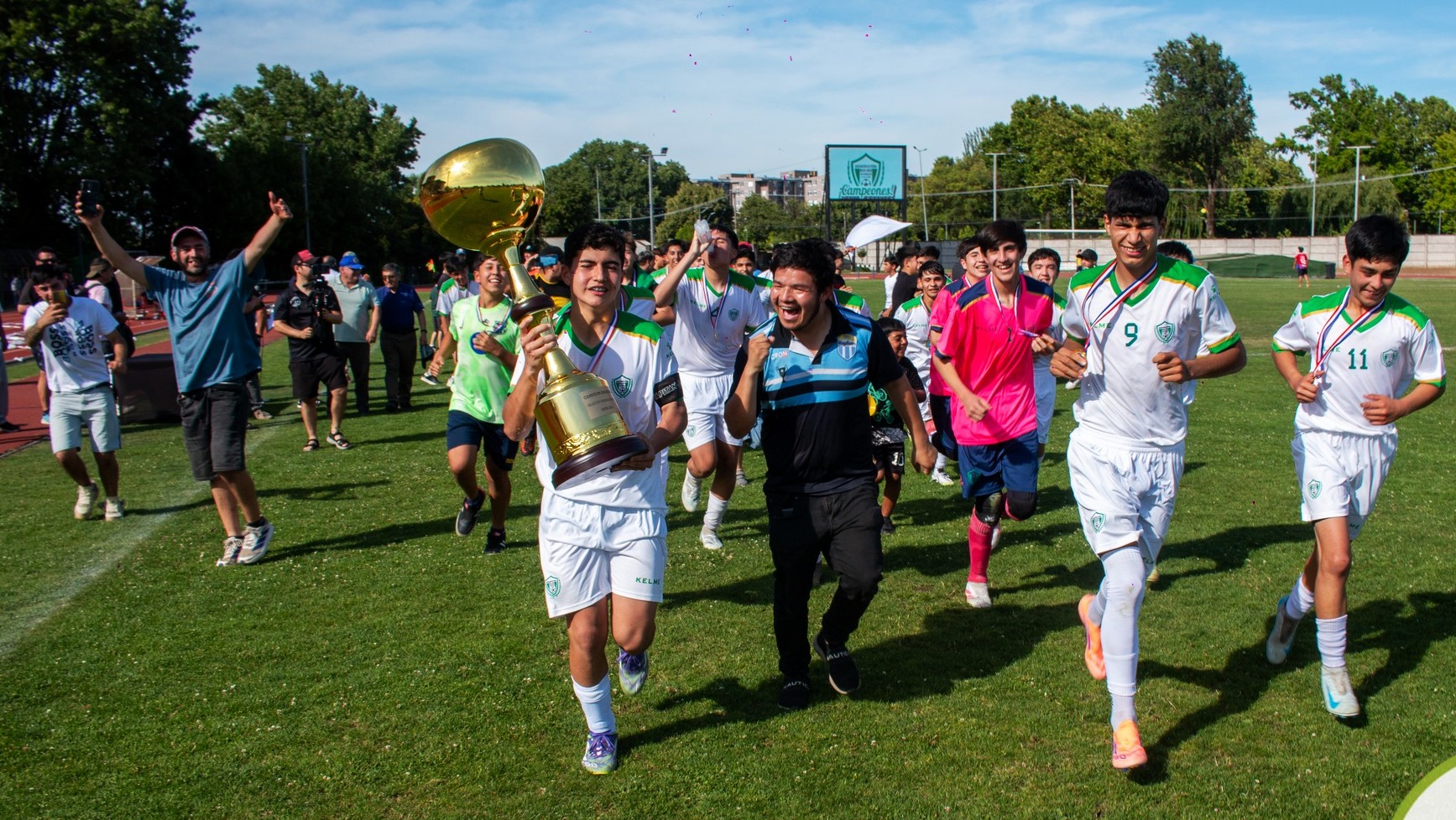 La tradicional vuelta olímpica, con el gran trofeo en manos de los angelinos / D. Los Ángeles