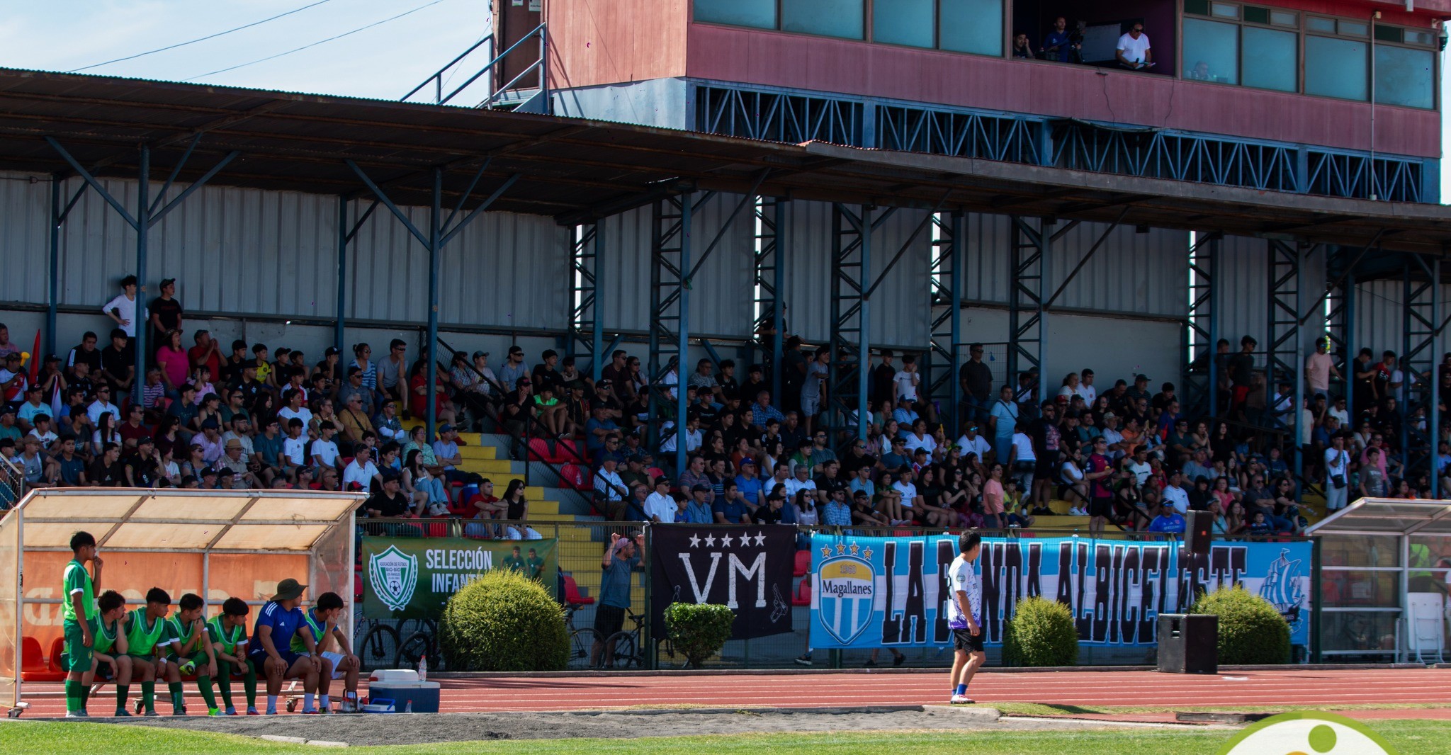 Cerca de mil hinchas desafiaron la alta temperatura en el Municipal angelino / D. Los Ángeles