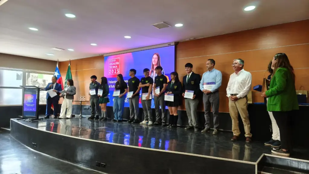 Delegaciones provenientes de Negrete, Mulchén, Santa Bárbara, Los Ángeles y otras comunas comenzaron a llegar desde temprano al auditorio de Santo Tomás., Diario La Tribuna