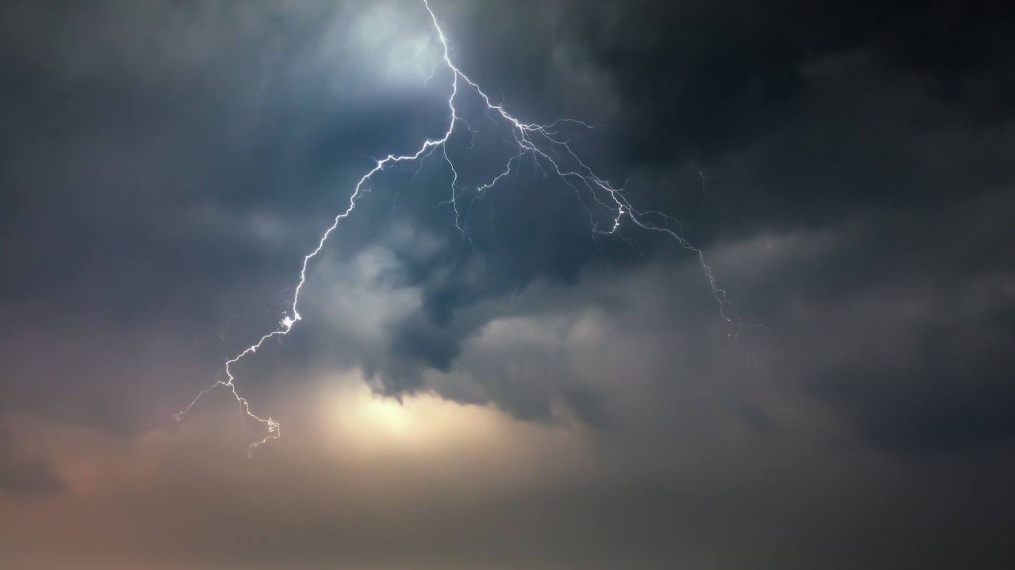 Emiten aviso por probables tormentas eléctricas en las regiones del Biobío y La Araucanía