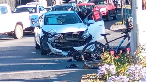 Auto colisiona con motociclista en Los Ángeles