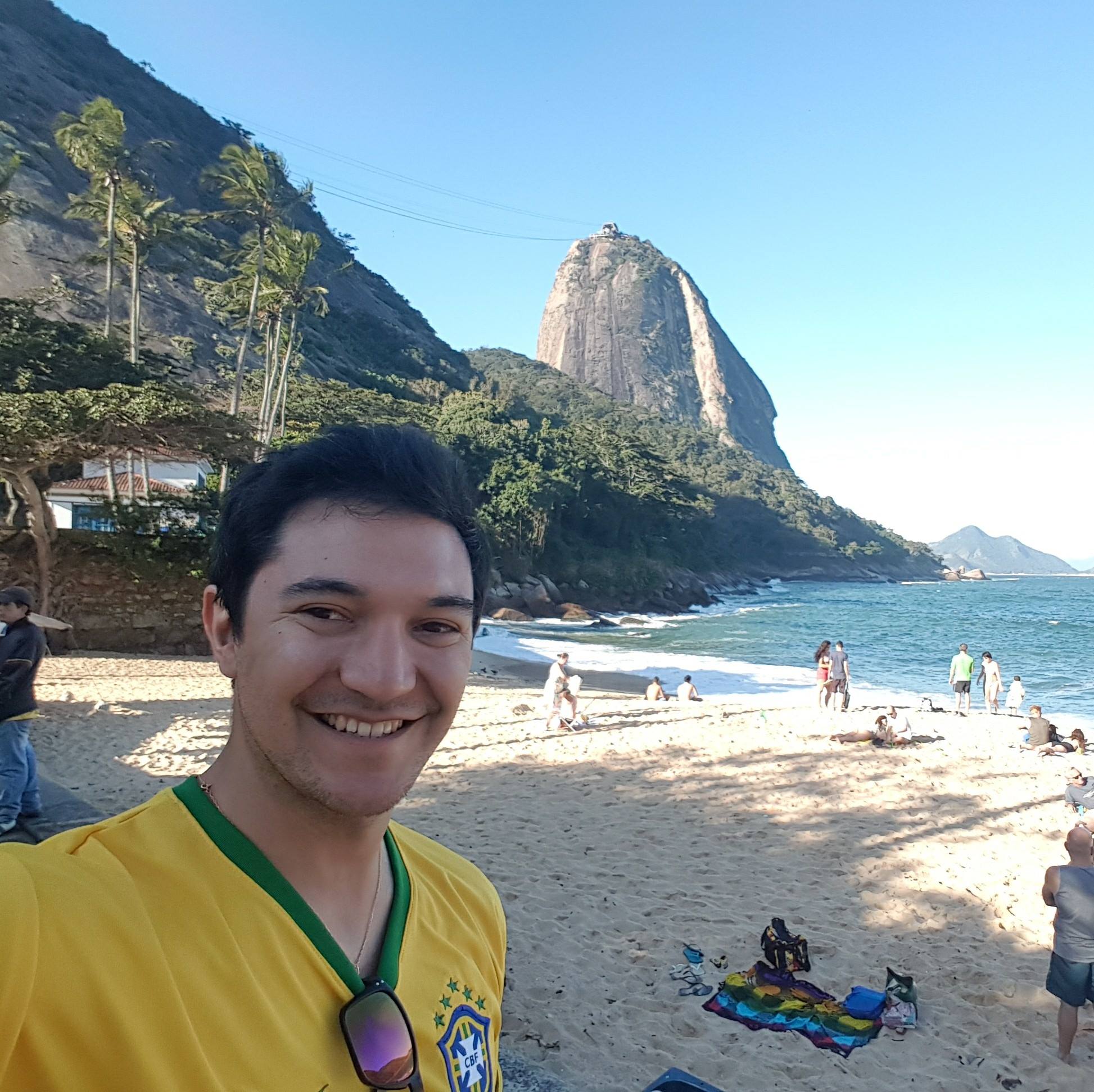 Carlos Mena Díaz visitó diversos destinos internacionales, entre ellos Río de Janeiro, en Brasil, donde compartía sus experiencias de viaje a través de redes sociales. / carlos.menadiaz.7
