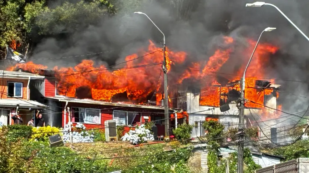 Incendio estructural en California en Tomé