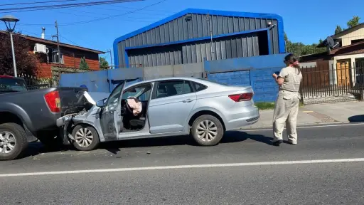 Accidente de tránsito entre vehículo menor y camioneta deja daños materiales en Laja