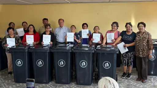 Entregan 100 contenedores de basura a familias de Chacayal Sur en Los Ángeles