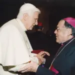 Monseñor Miguel Caviedes junto al papa Benedicto 16, La Tribuna