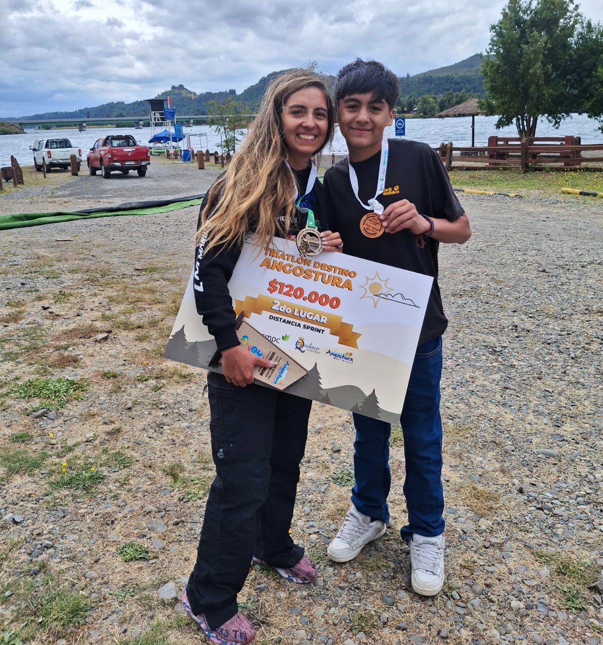 Josette Sepúlveda celebra junto a su hijo, José Antonio, en Angostura del Biobío, como símbolo del espíritu familiar y formativo que marcó la primera edición del Triatlón Destino Angostura 2025 / La Tribuna