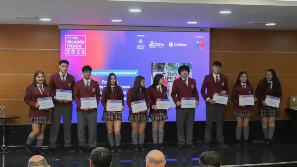 Los estudiantes del Liceo Comercial Camilo Henríquez reciben su reconocimiento obteniendo el mayor puntaje de la categoría. / Diario La Tribuna