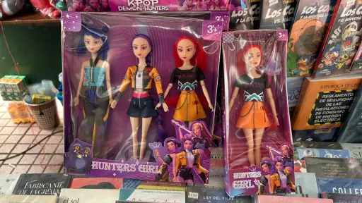 Productos de las Guerreras K-pop irrumpen y marcan tendencia en la Navidad de calle Colón en Los Ángeles