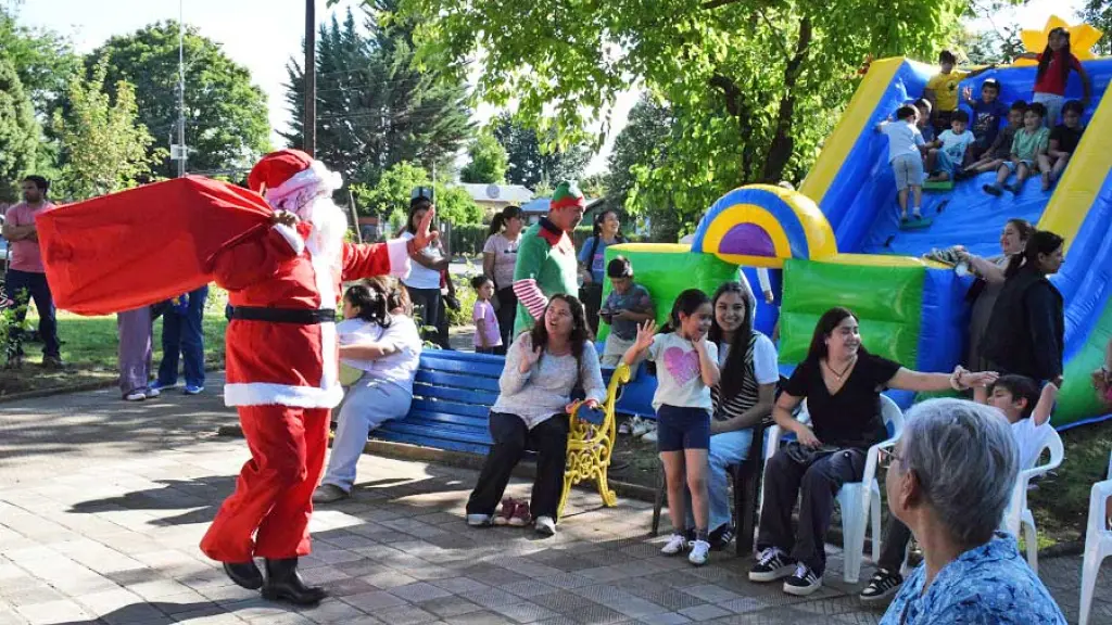 Familias de Los Ángeles disfrutaron de las diversas actividades del programa “Navidad en Territorios”, que incluyó juegos para niños y música en vivo.