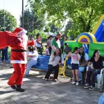 Familias de Los Ángeles disfrutaron de las diversas actividades del programa “Navidad en Territorios”, que incluyó juegos para niños y música en vivo.