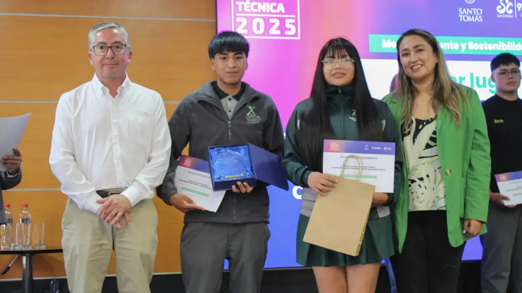 Los estudiantes reciben su reconocimiento de manos de Carolina Rivas, coordinadora de Inversión Social de la Fundación AES Chile, y Boris Riquelme, jefe del Parque Eólico Campo Lindo. / Diario La Tribuna