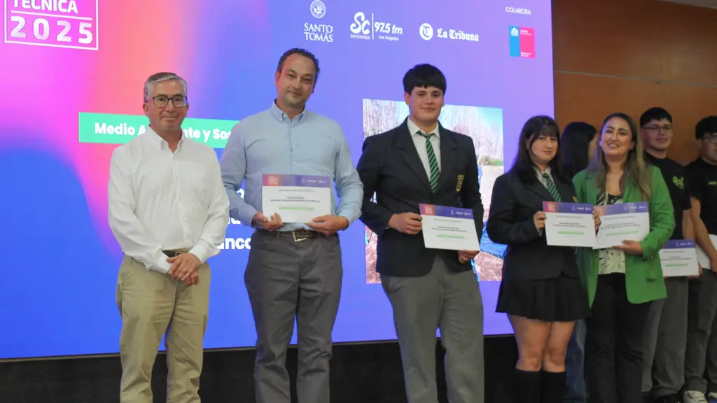 El profesor Christian Melo junto a los estudiantes del 3°B recibe su reconocimiento de manos de los representantes de AES Chile. / Diario La Tribuna