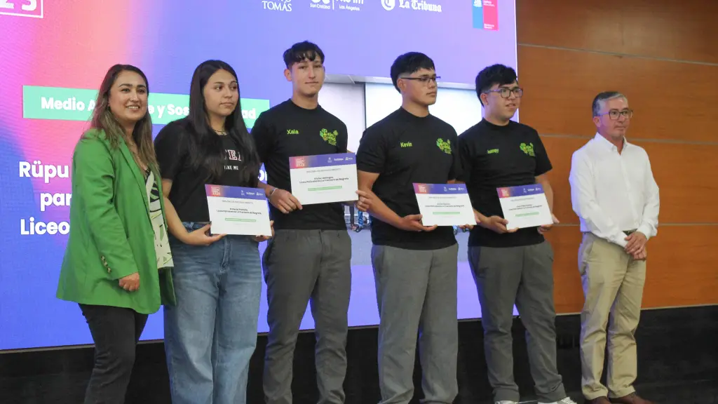 Los estudiantes del Liceo La Frontera de Negrete fueron reconocidos por su iniciativa de gestión de microbasurales. / Diario La Tribuna