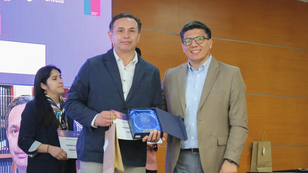 Cristián Contreras Silva recibe el reconocimiento como Profesor Inspirador 2025 por su trabajo en vinculación industrial y modelos académicos en energías renovables / La Tribuna