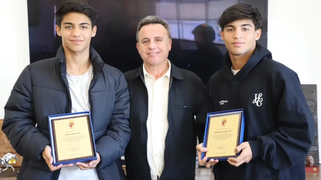 Municipalidad de Mulchén entregó premio a hermanos