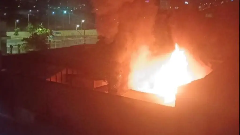 Incendio en cité de Santiago destruyó 4 casas y dejó 50 damnificados, Agencia Uno