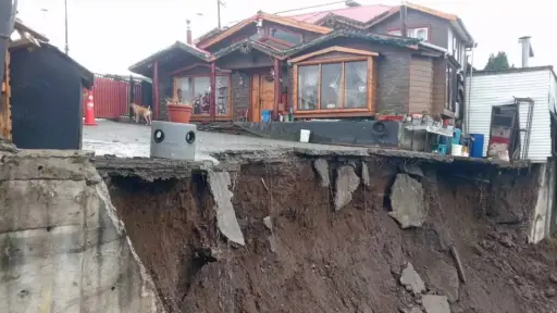 Vivienda queda en riesgo de caer a estero tras remoción de tierra en Quellón