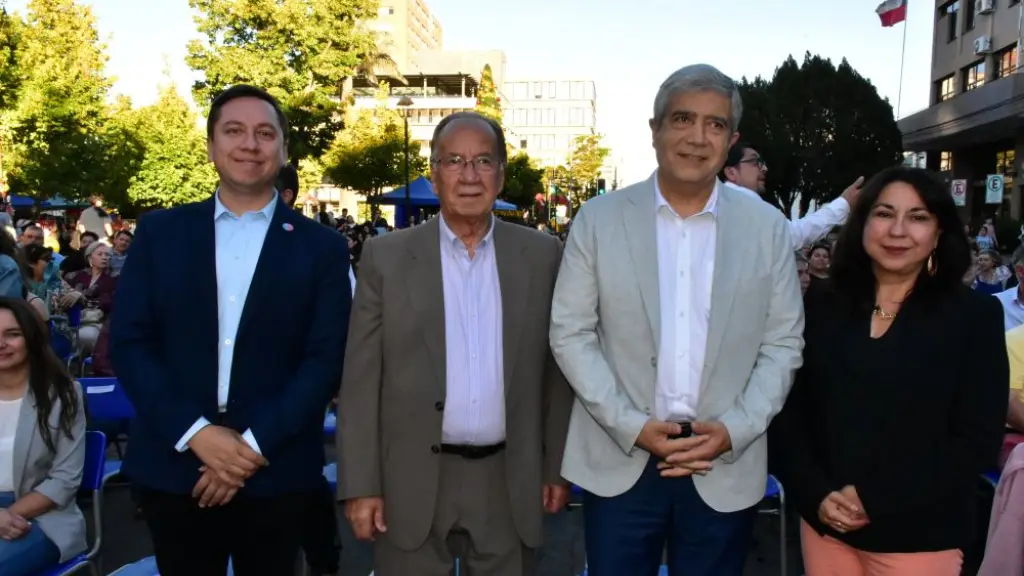 Delegado presidencial provincial, Javier Fuchslocher; alcalde de Los Ángeles, José Pérez Arriagada, Dr. Carlos Saavedra, rector de la Universidad de Concepción y Susana Mondaca. | Diario La Tribuna