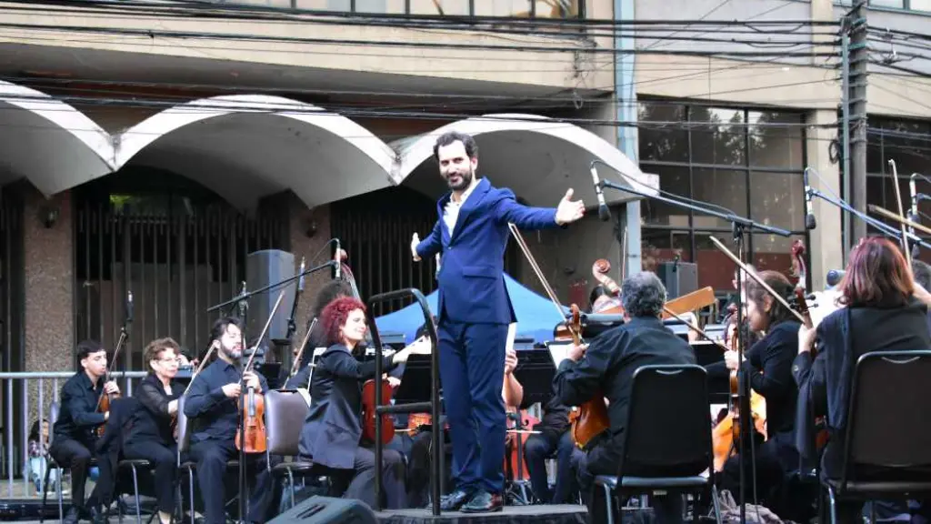 El maestro Ezequiel Silberstein dirigió con maestría la Orquesta y el Coro Sinfónico de la UdeC, cautivando al público angelino con interpretaciones llenas de energía y sensibilidad. , Diario La Tribuna