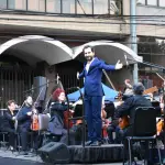 El maestro Ezequiel Silberstein dirigió con maestría la Orquesta y el Coro Sinfónico de la UdeC, cautivando al público angelino con interpretaciones llenas de energía y sensibilidad. , Diario La Tribuna